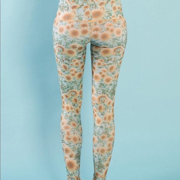 Teeki 🧘🏻‍♀️ Sunrise Hot Pants & Lover Tank - Picture 5 of 8